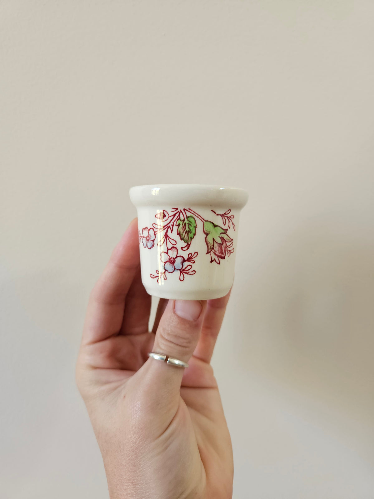 Coquetier vintage Johnson Brothers collection Rose Chintz. Vaisselle vintage. Style shabby chic aux petites fleurs et roses. Made in England.