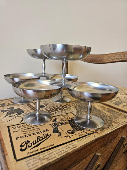 Lot de 6 coupes à dessert ou à glace vintage. Coupelles sur pied, en inox.
