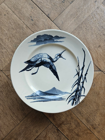 Décor japonisant et héron sur assiette ancienne sur piedouche