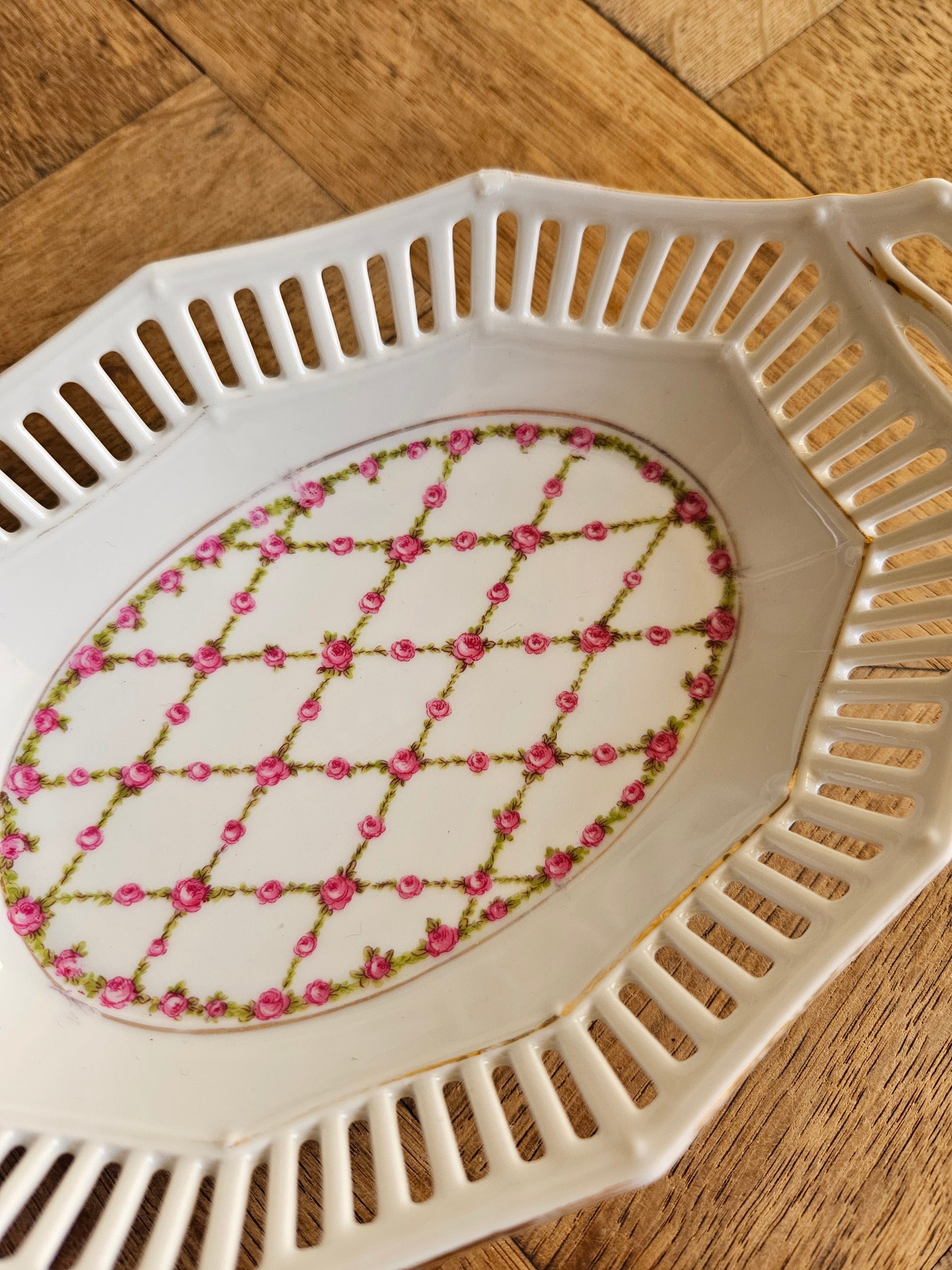 Décor de petites fleurs sur ravier vintage shabby chic 