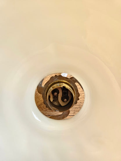 Suspension ancienne en opaline dentelée, griffe tulipe laiton, câble torsadé et douille vintage pour ampoule à baïonnette 