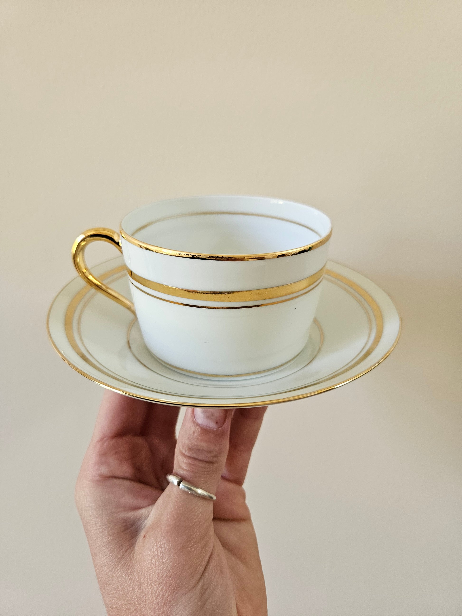 Élégantes tasse et sous-tasse vintage porcelaine de Limoges. Belle dorure.