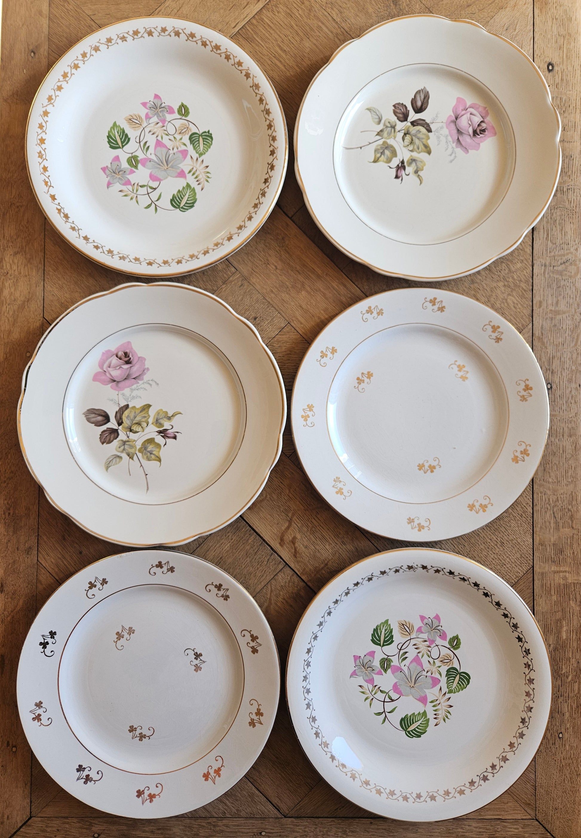 Ensemble de 6 assiettes plates anciennes dépareillées. Style shabby chic, fleurs et décors roses.