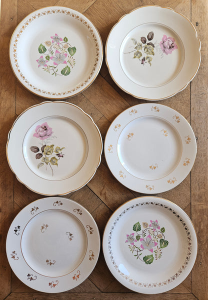 Ensemble de 6 assiettes plates anciennes dépareillées. Style shabby chic, fleurs et décors roses.