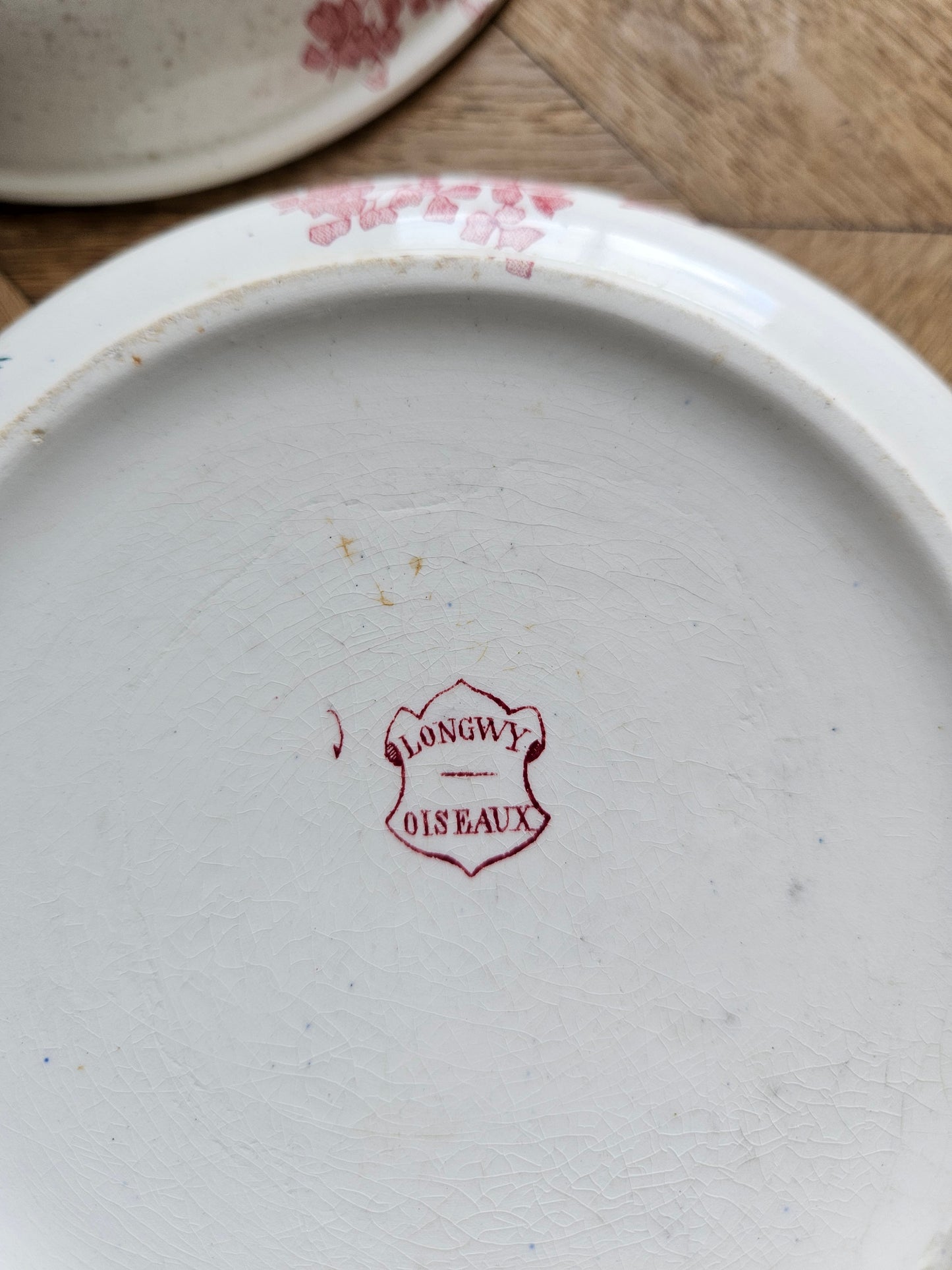 Porte éponge ancien estampillé Longwy,  Oiseaux.
Terre de fer. Décor rouge et vert. Oiseaux et bambous.