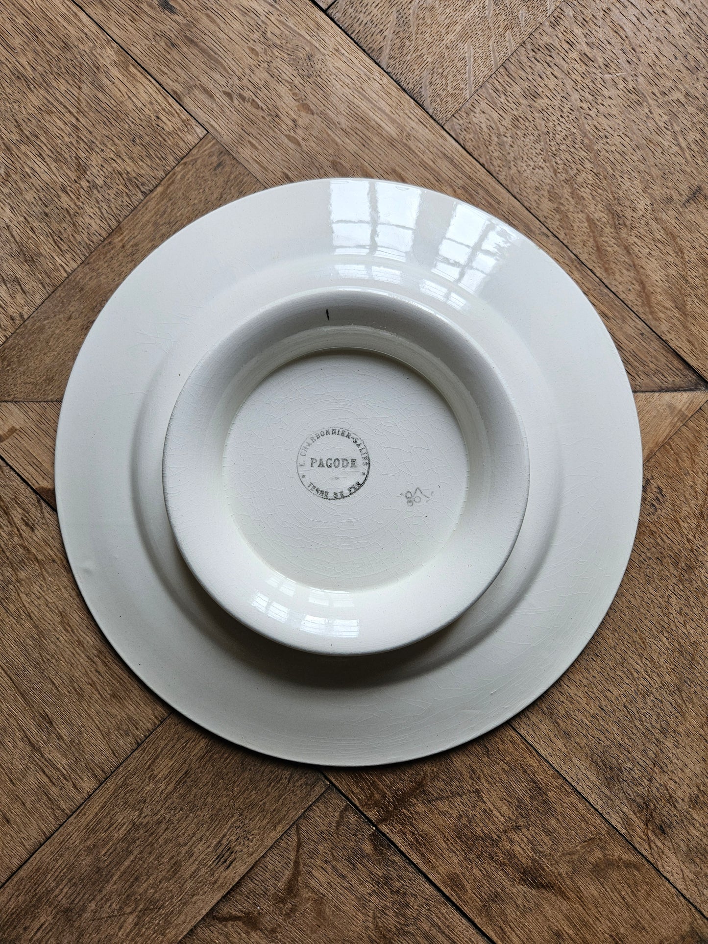 Assiette sur pied estampillée e charbonnier salins pagode.