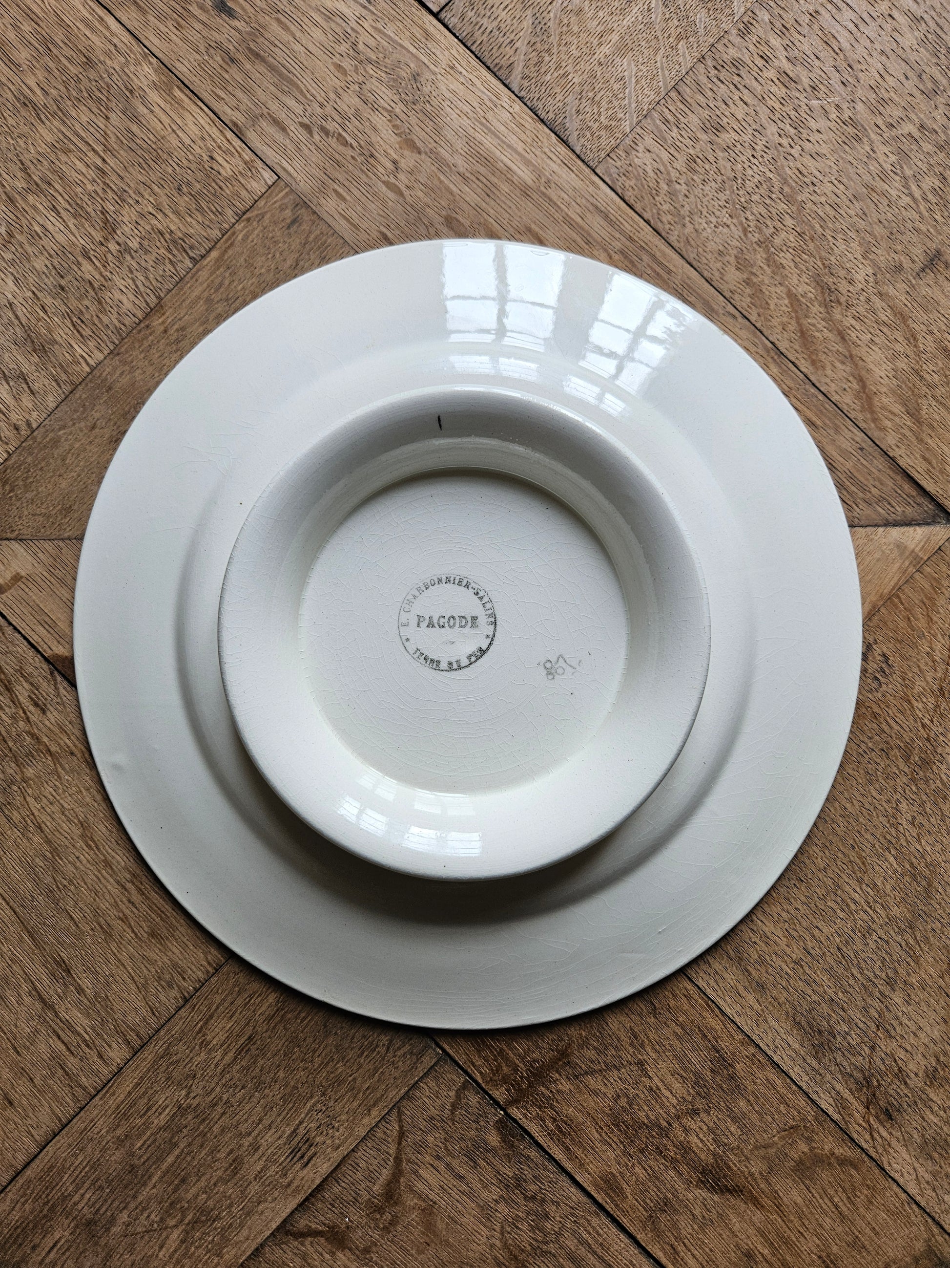 Assiette sur pied estampillée e charbonnier salins pagode.