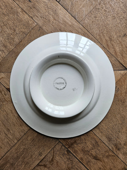 Assiette sur pied estampillée e charbonnier salins pagode.