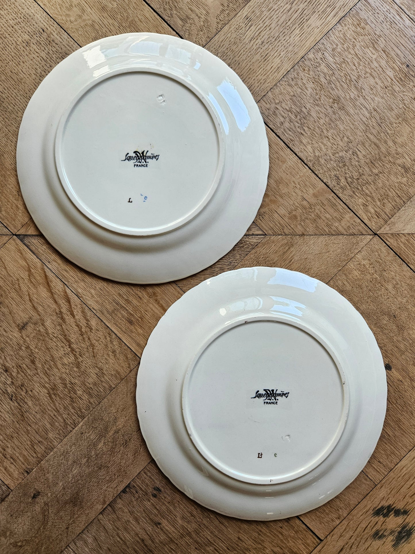2 assiettes plates Sarreguemines, Louis XV