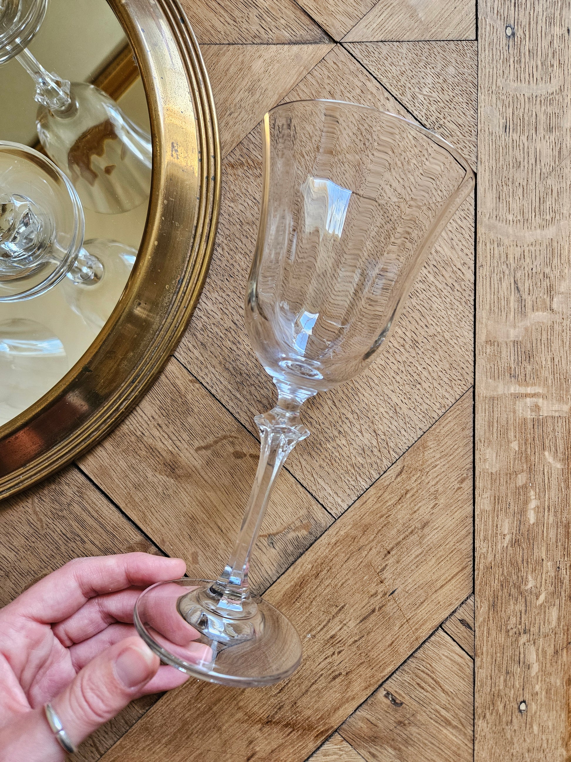 Grand verre à pied. Verre à vin ou à eau. Légèrement strié.