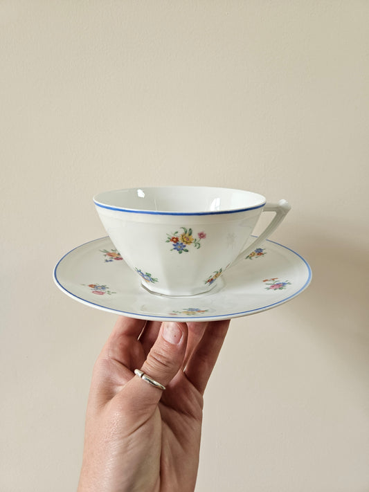 Grande tasse et sous-tasse anciennes en porcelaine au décor fleuri multicolore 