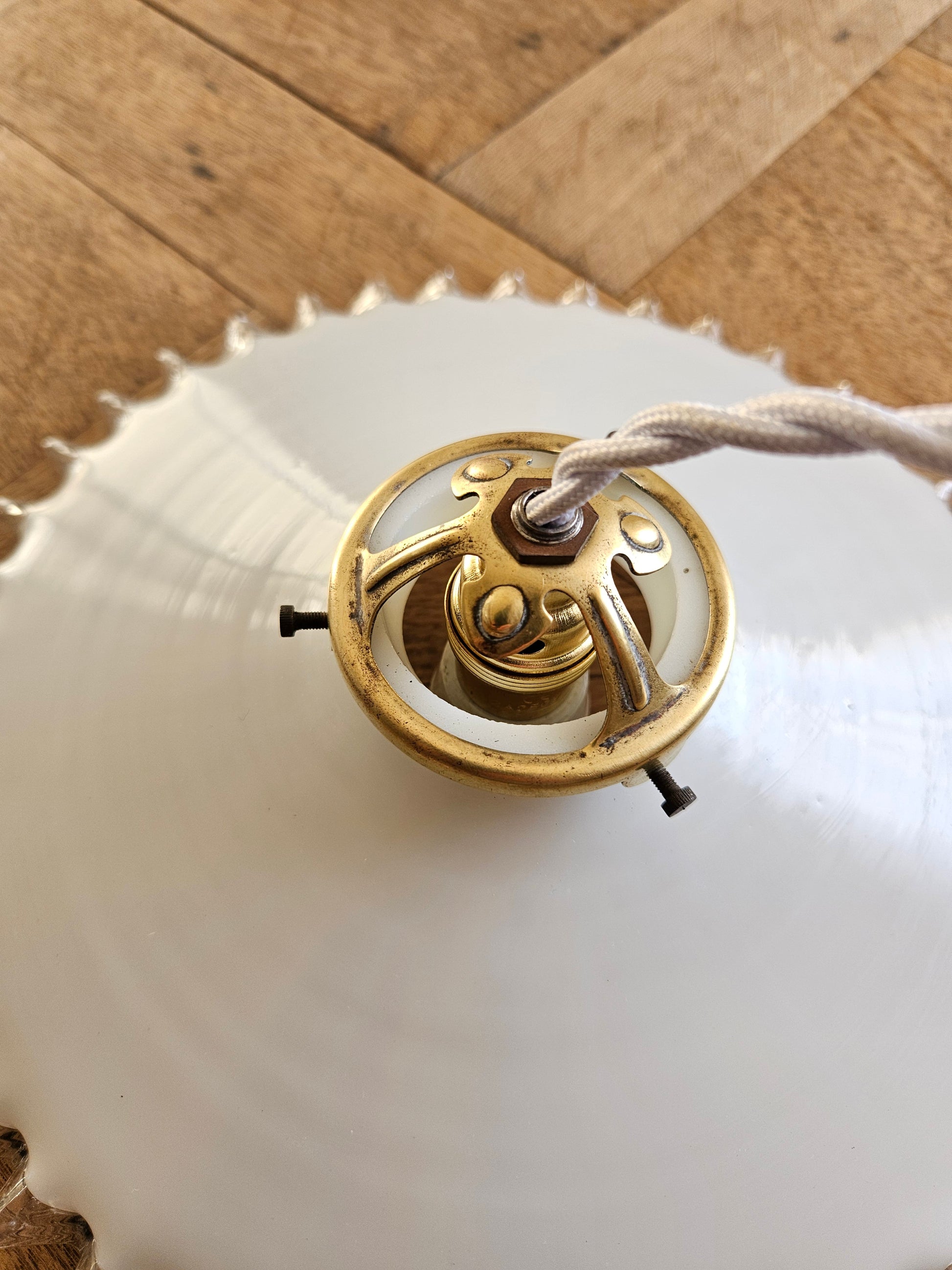 Griffe vintage en laiton sur suspension vintage en opaline dentelée 