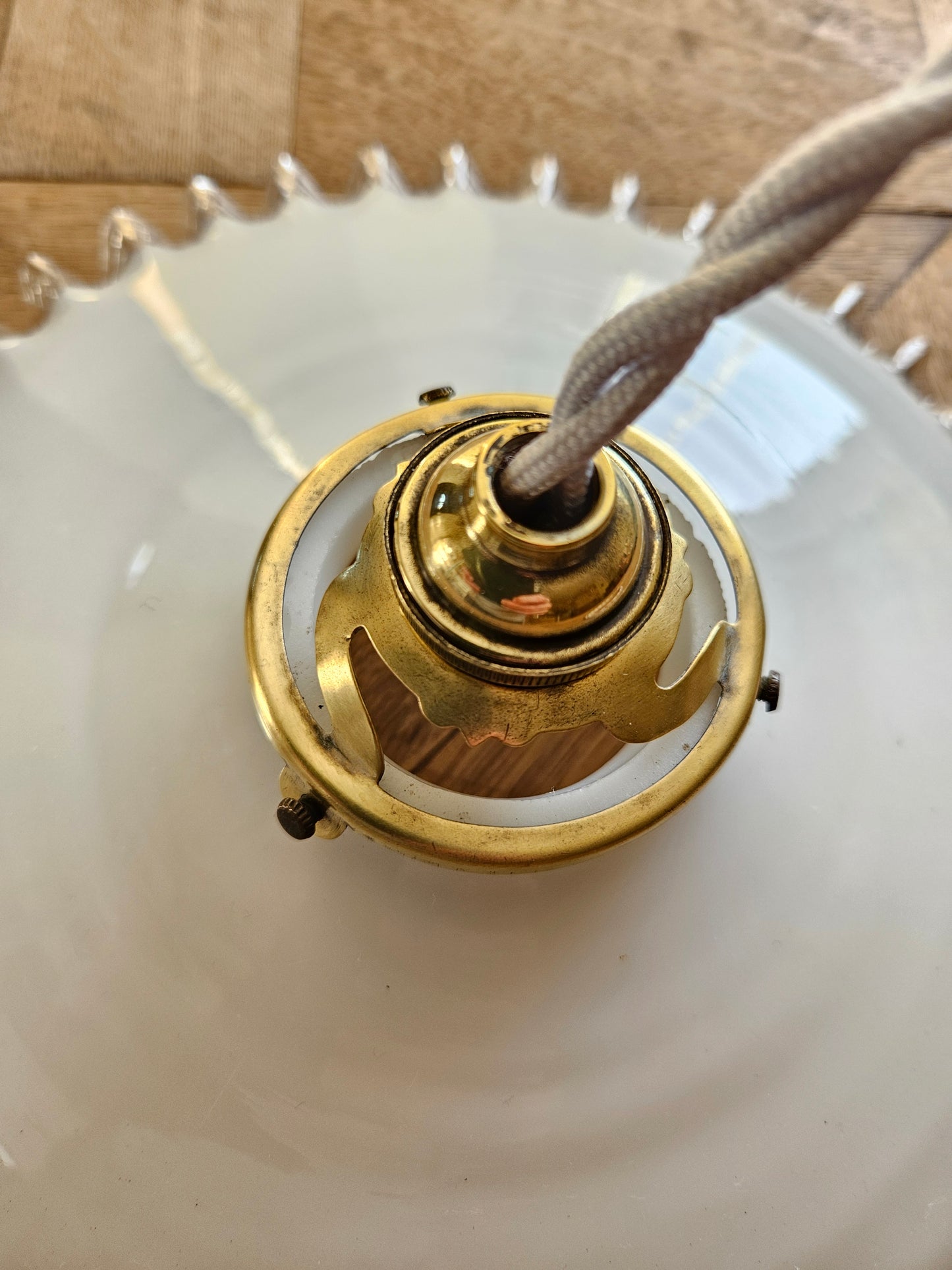 Suspension ancienne en opaline dentelée, griffe tulipe laiton et câble torsadé pour une déco d’intérieur vintage