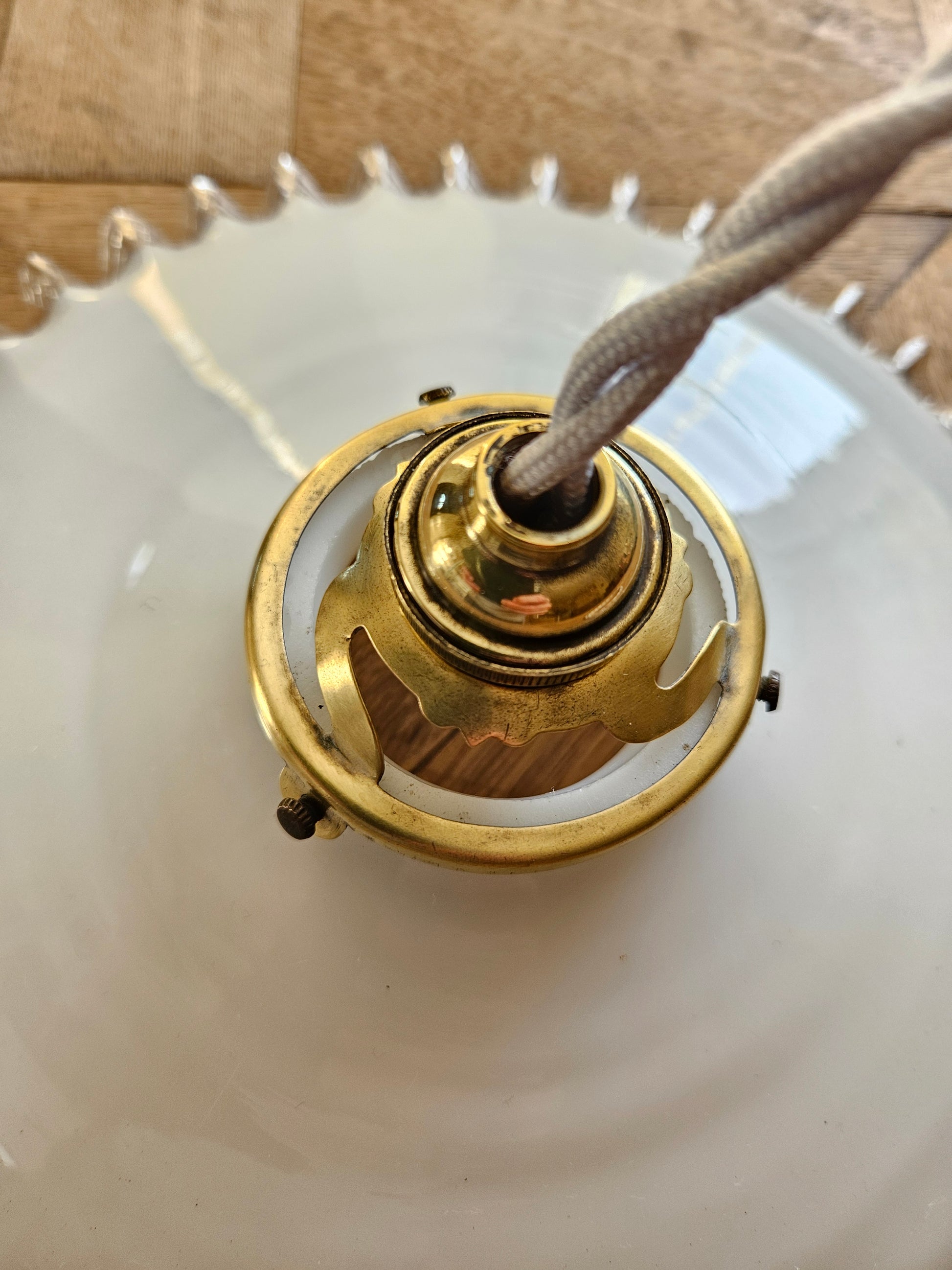 Suspension ancienne en opaline dentelée, griffe tulipe laiton et câble torsadé pour une déco d’intérieur vintage