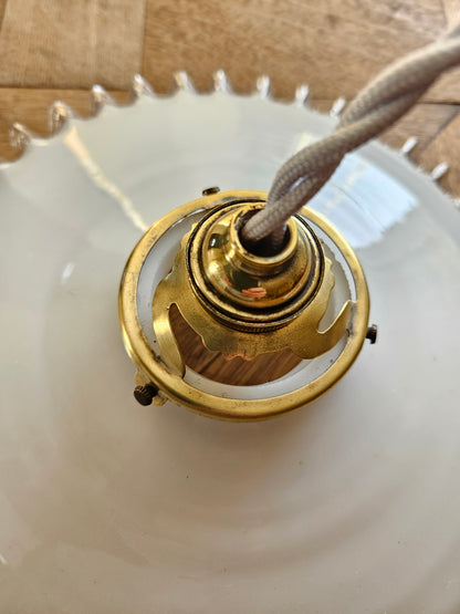 Suspension ancienne en opaline dentelée, griffe tulipe laiton et câble torsadé pour une déco d’intérieur vintage