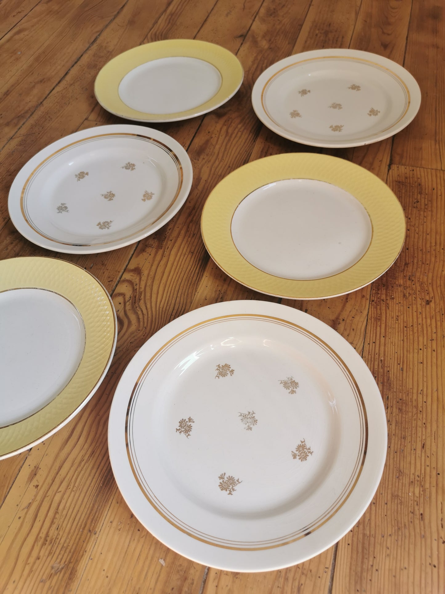 Assiettes plates dépareillées, jaunes et dorées