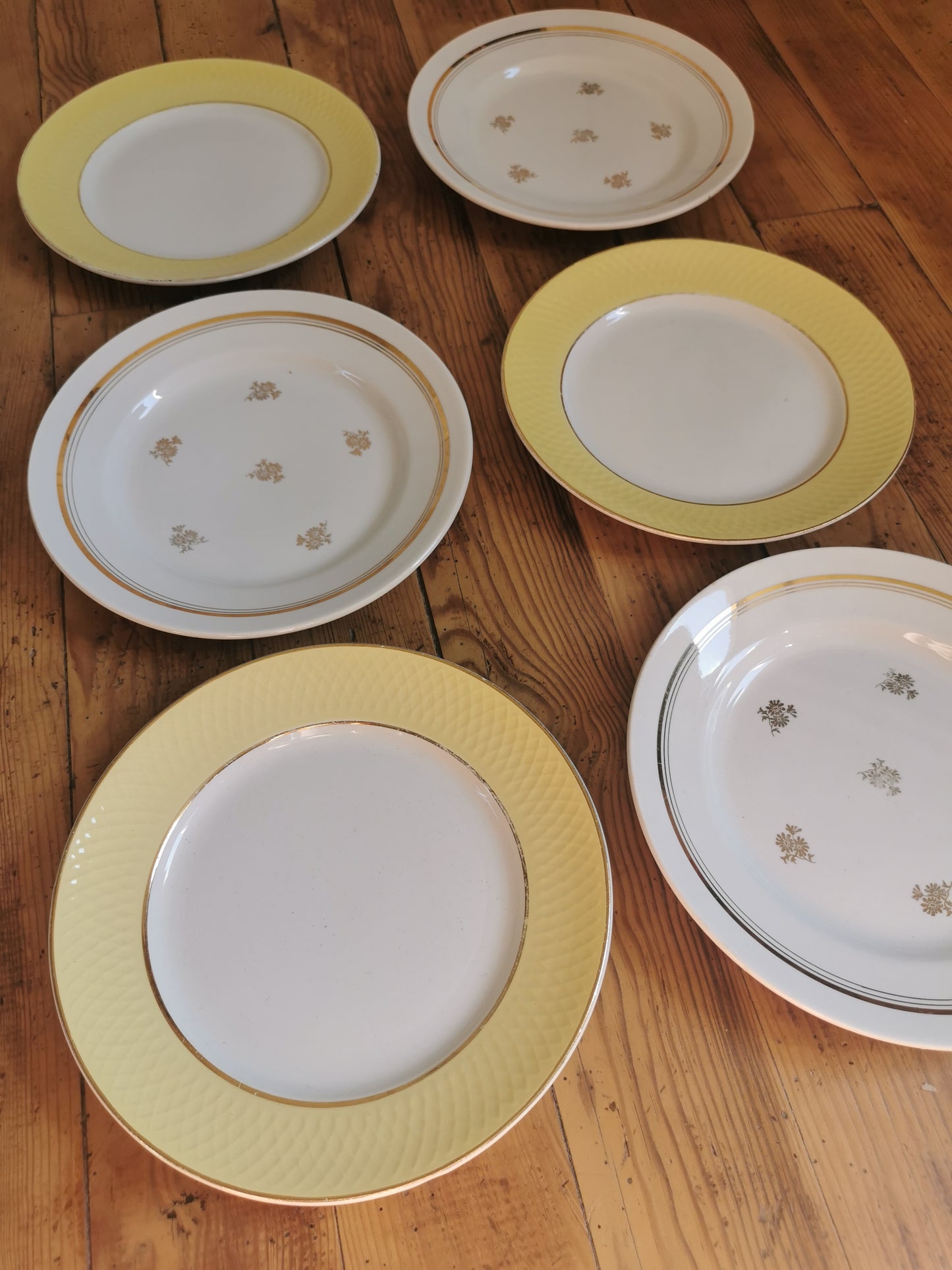 Assiettes plates dépareillées, jaunes et dorées