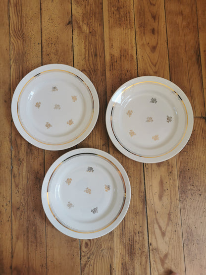 Assiettes plates dépareillées, jaunes et dorées