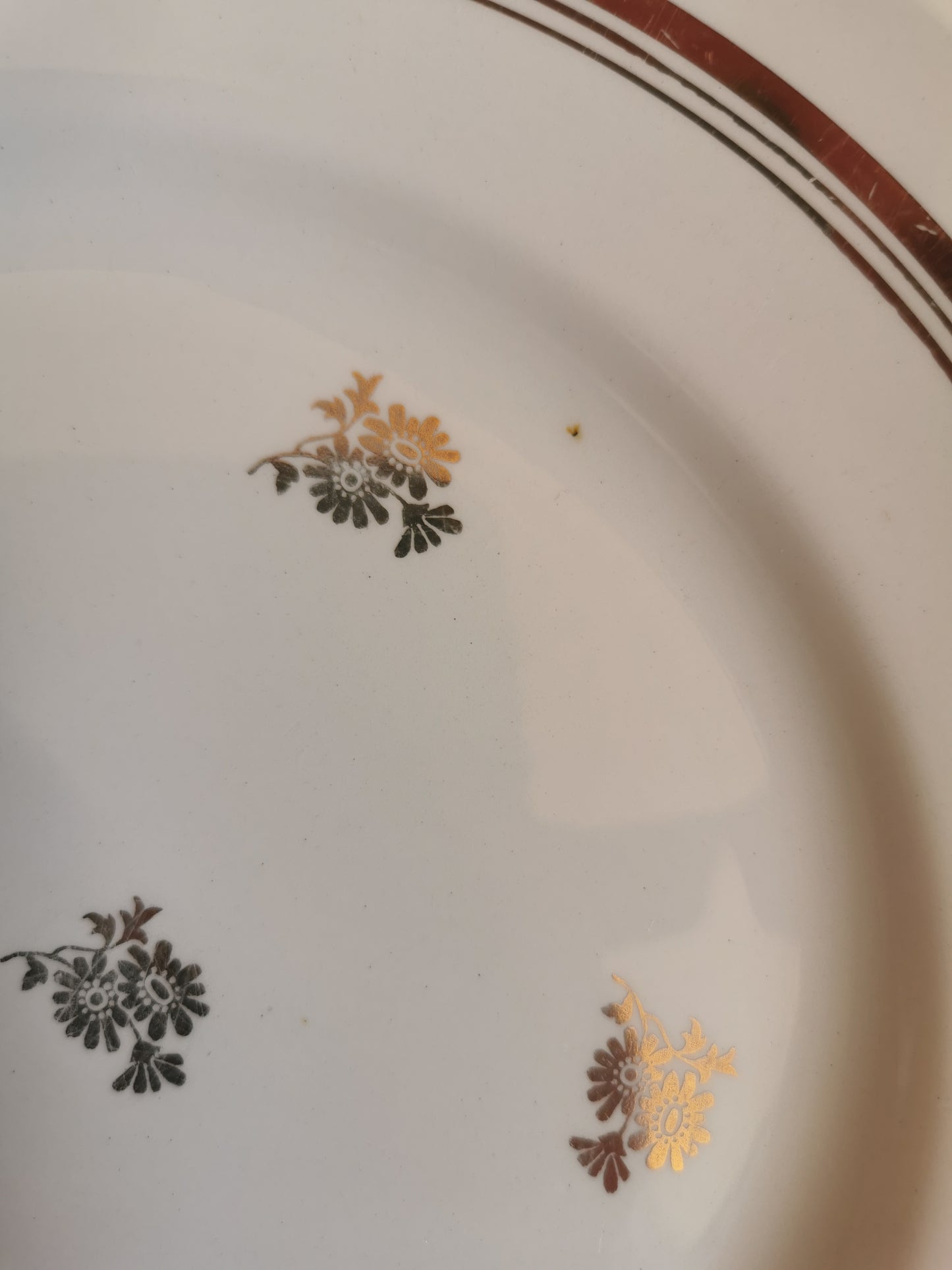 Assiettes plates dépareillées, jaunes et dorées