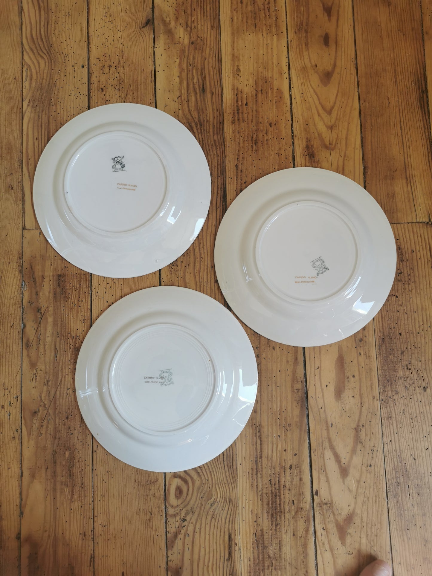 Assiettes plates dépareillées, jaunes et dorées