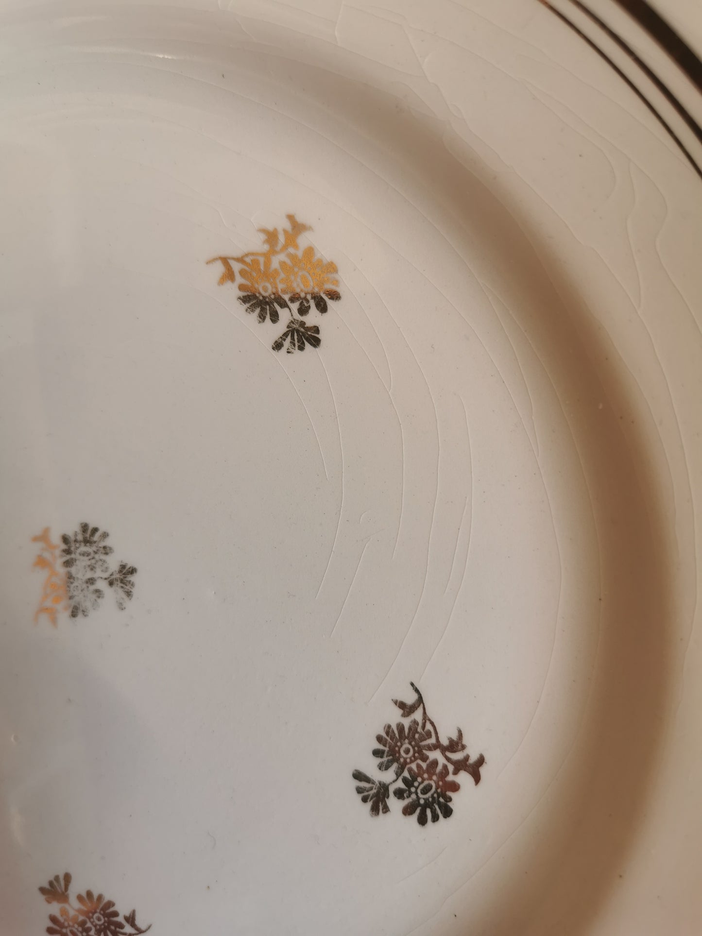 Assiettes plates dépareillées, jaunes et dorées