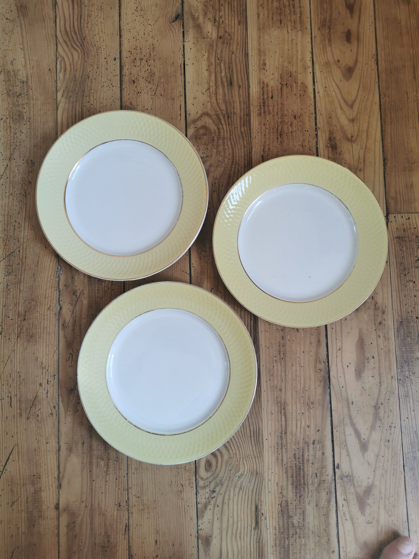 Assiettes plates dépareillées, jaunes et dorées