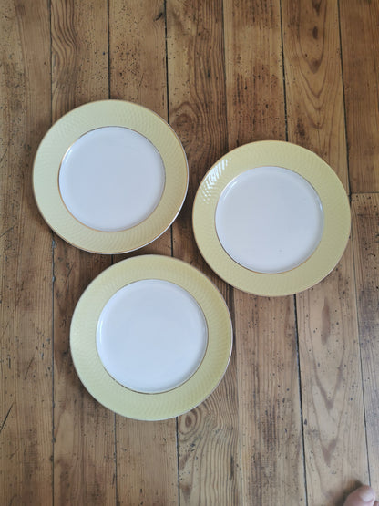 Assiettes plates dépareillées, jaunes et dorées