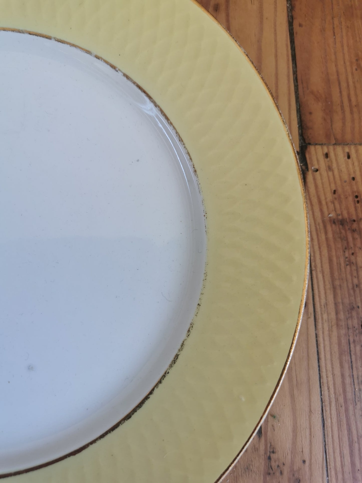 Assiettes plates dépareillées, jaunes et dorées