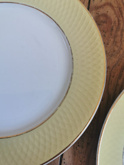 Assiettes plates dépareillées, jaunes et dorées