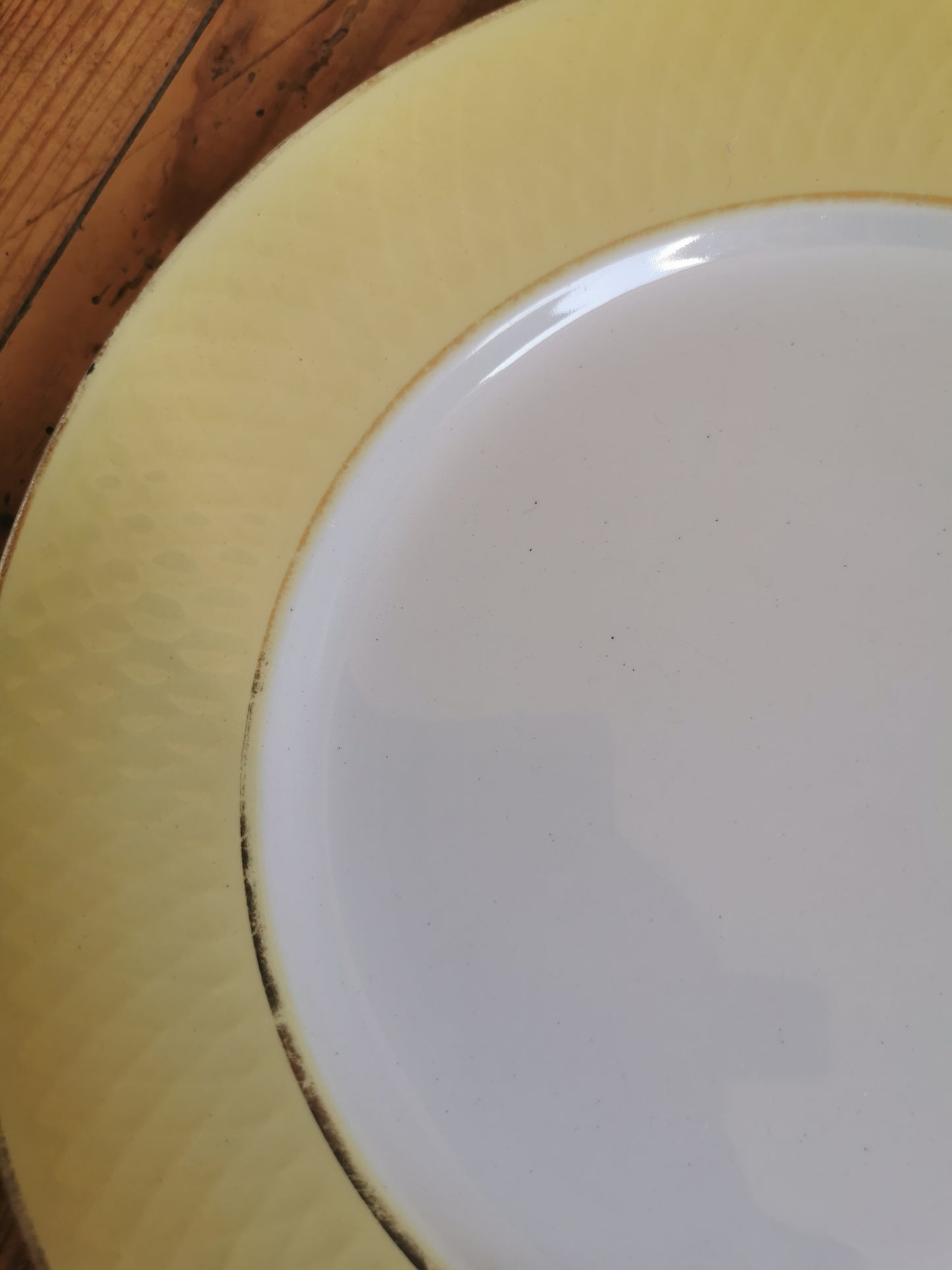 Assiettes plates dépareillées, jaunes et dorées