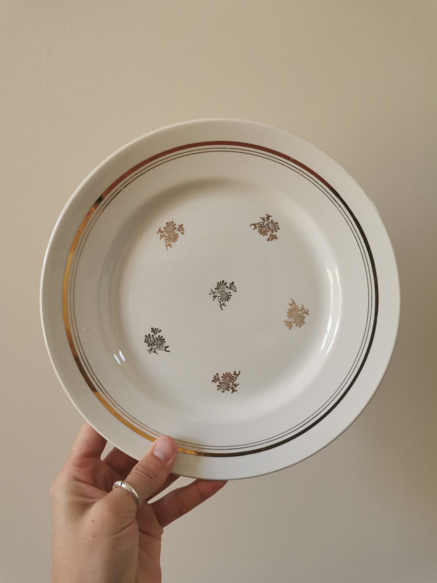 Assiettes plates dépareillées, jaunes et dorées