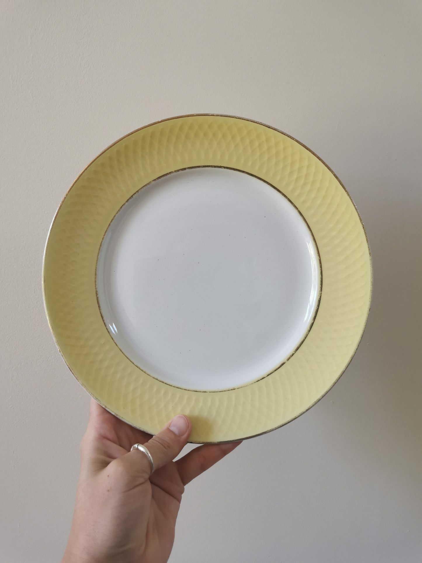 Assiettes plates dépareillées, jaunes et dorées