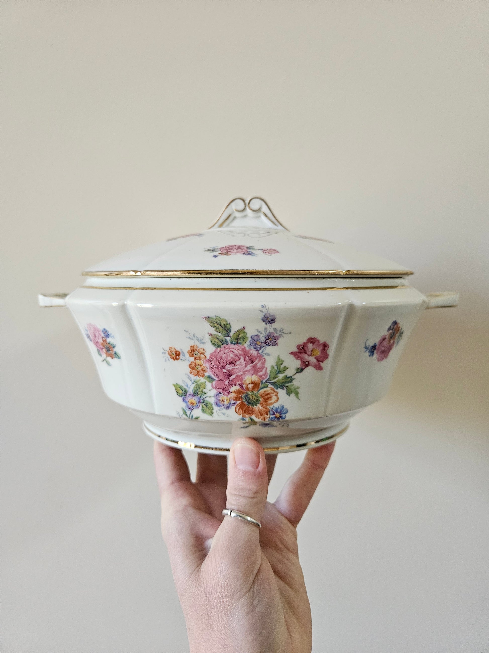 Légumier ancien en porcelaine. Décor de bouquets fleuris shabby chic. 