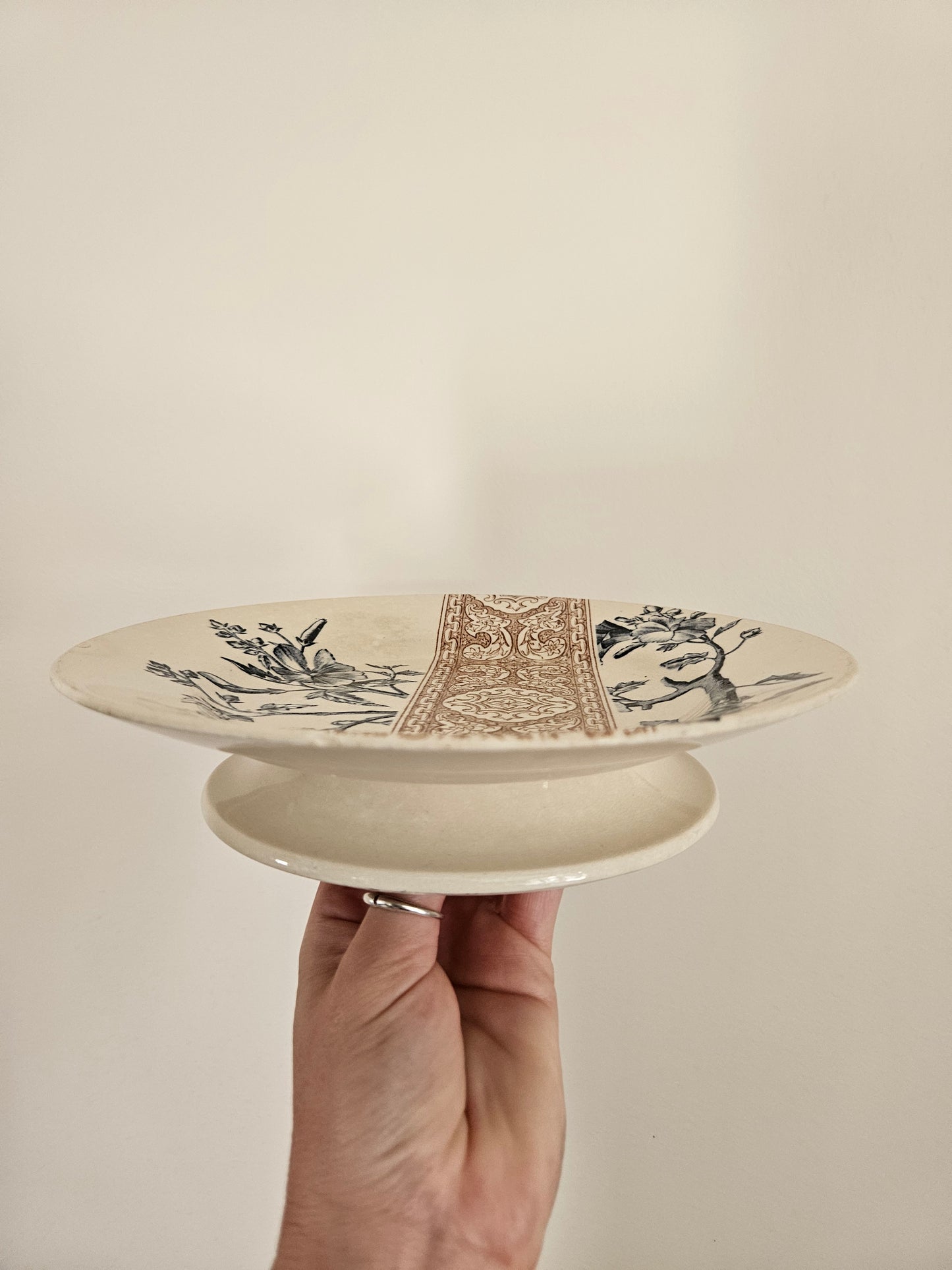 Assiette sur piedouche Longchamp Beauvais. Vaisselle ancienne en terre de fer.