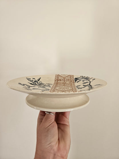Assiette sur piedouche Longchamp Beauvais. Vaisselle ancienne en terre de fer.