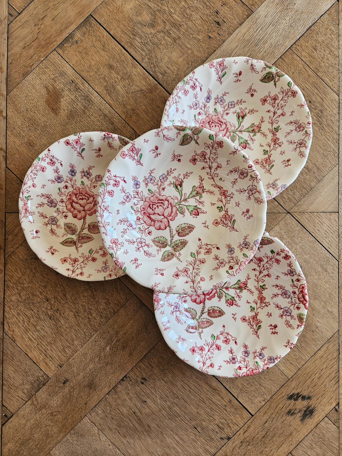 Lot de 4 assiettes creuses vintage Johnson Brothers collection Rose Chintz. Vaisselle vintage spéciale lave-vaisselle et micro-ondes. Style shabby chic aux petites fleurs et roses. Made in England.