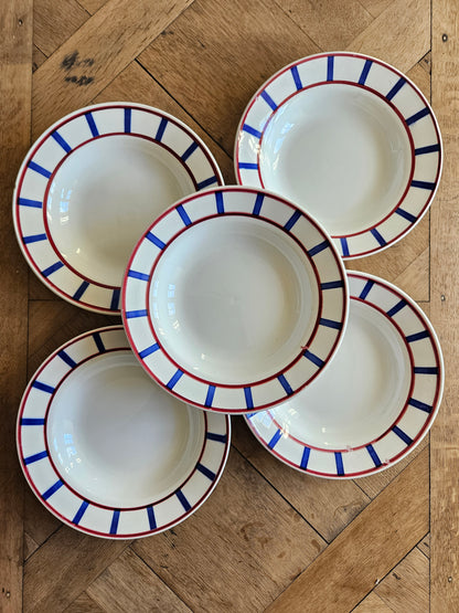 Lot de 5 assiettes creuses anciennes Digoin 9402 décor basque.