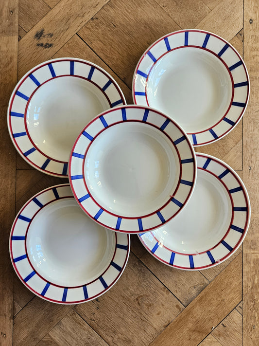 Lot de 5 assiettes creuses anciennes Digoin 9402 décor basque.