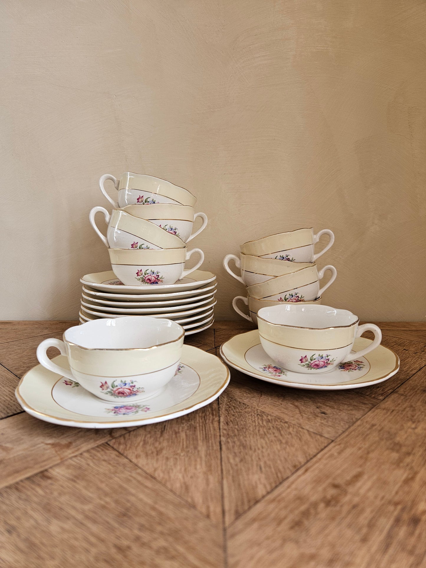 Lot de 10 tasses et sous-tasses vintage Sarreguemines, Huguette.  Décor jaune pastel,  fleurs, dorure. Style shabby chic. 