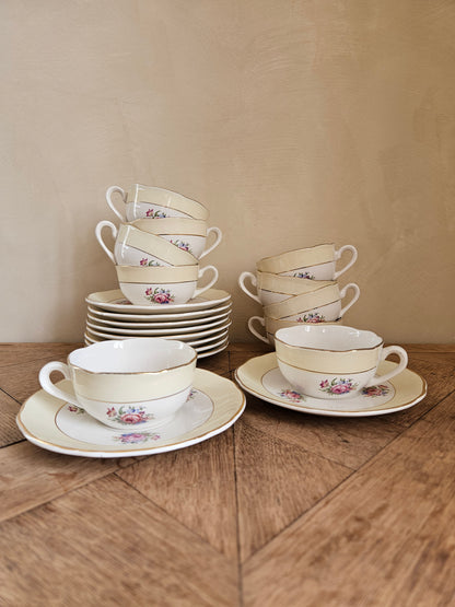 Lot de 10 tasses et sous-tasses vintage Sarreguemines, Huguette.  Décor jaune pastel,  fleurs, dorure. Style shabby chic. 
