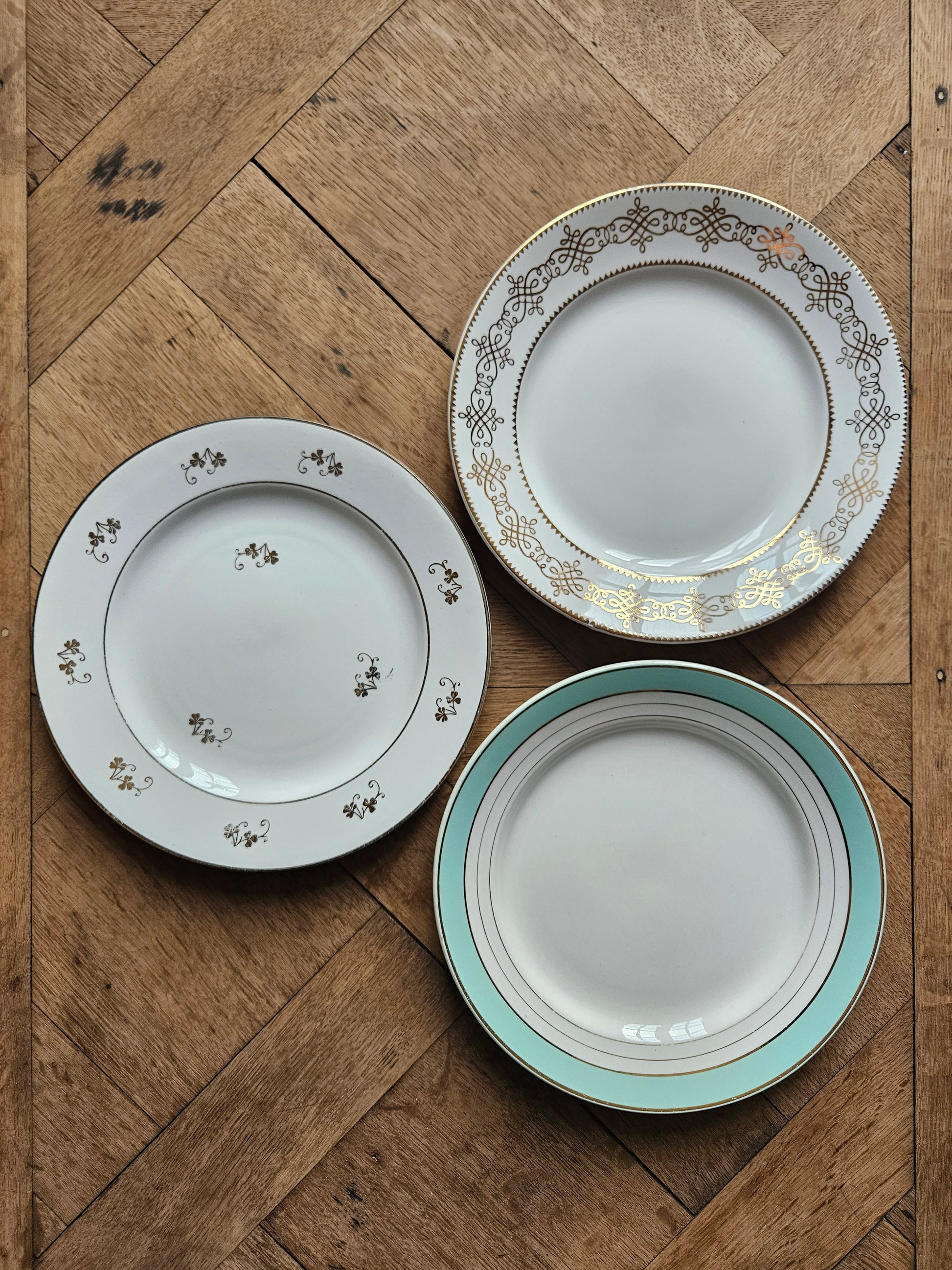 Assortiment de 3 modèles d’assiettes plates vintage. Vert mint et dorure, style shabby chic. L’Amandinoise, K&G Lunéville. Mix and match.