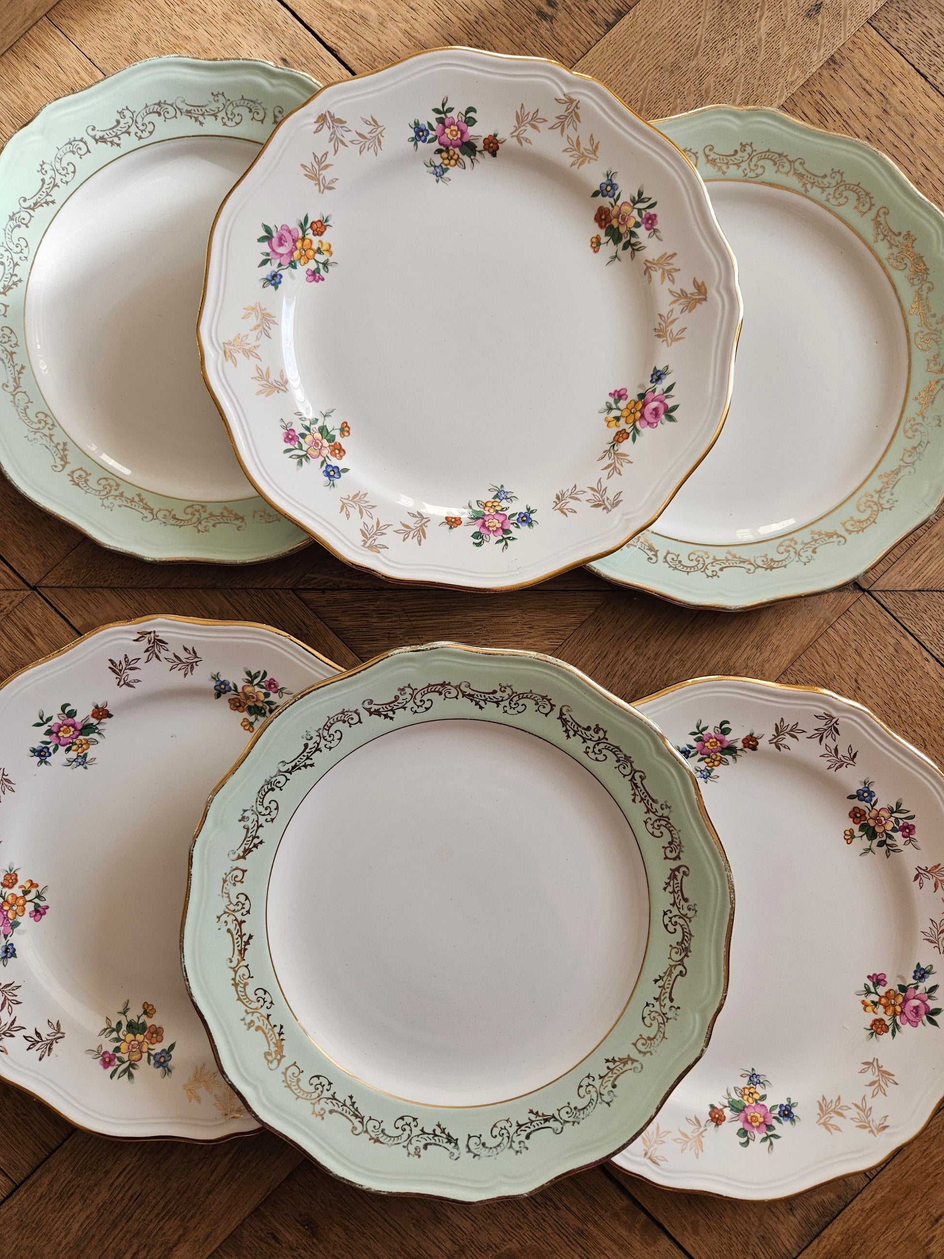 Lot de 6 assiettes à dessert vintage dépareillées L’Amandinoise. Vert d’eau, petites fleurs et dorure. Style shabby chic. 