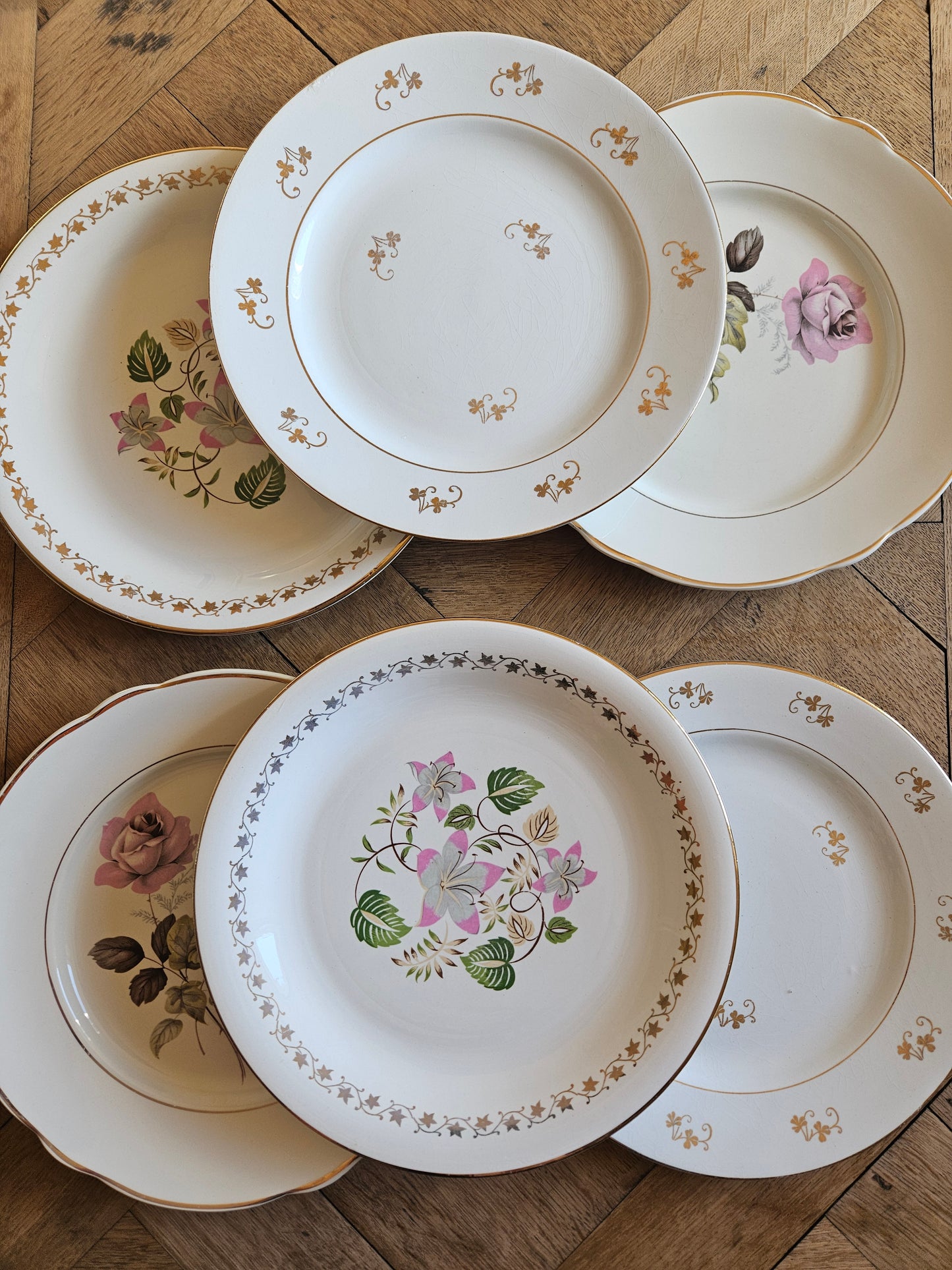 Assiettes plates dépareillées, fleurs et dorure