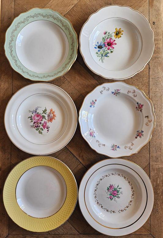 Mix and match assiettes creuses anciennes. Liserés mint, jaune, décors fleuris et dorure. Style shabby chic. Manufactures françaises :
Moulin des Loups, Sarreguemines, Ceranord St Amand, L’Amandinoise. 