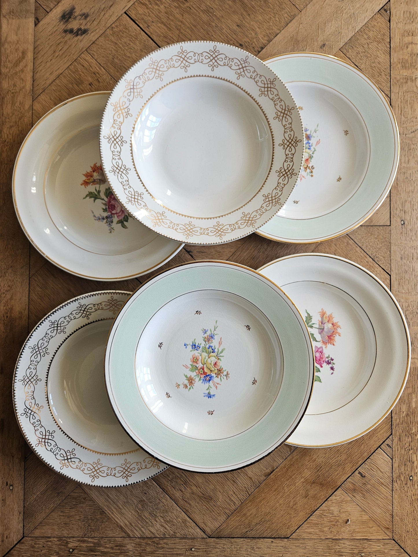 Lot de 6 assiettes creuses anciennes dépareillées. Vert mint, fleurs et dorure, style shabby chic. Pour table champêtre chic. L’amandinoise, Ceranord, st amand.
