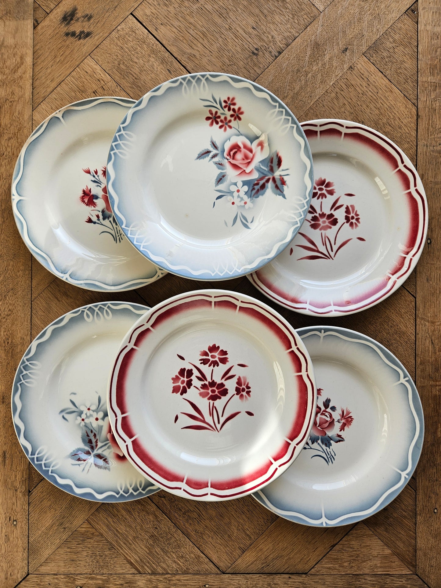 Mix and match de 6 assiettes plates vintage.
Décors rouges et bleus. Digoin, Olga et Nina Rosa.Fenal Badonviller aux fleurs rouges.