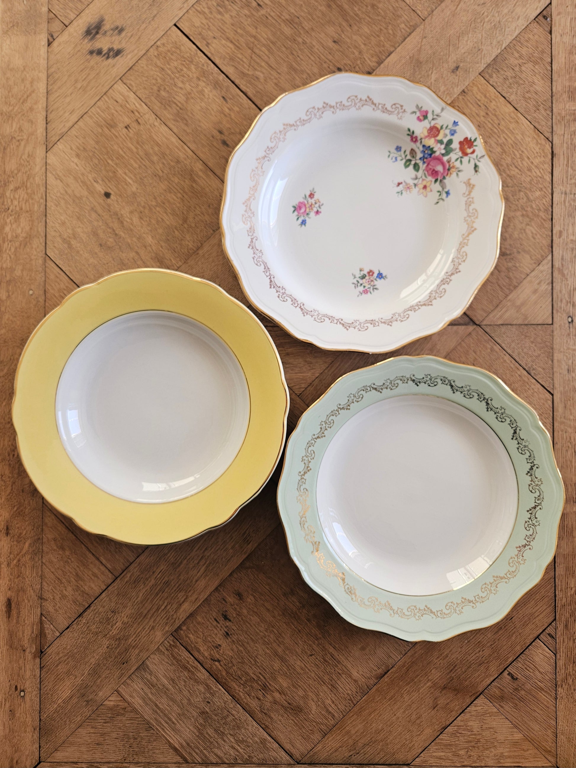 Mix de 3 modèles d’assiettes creuses vintage dépareillées. 
Liserés vert mint et jaune, fleurs et dorure. Style shabby chic. K&G Lunéville et L’Amandinoise.