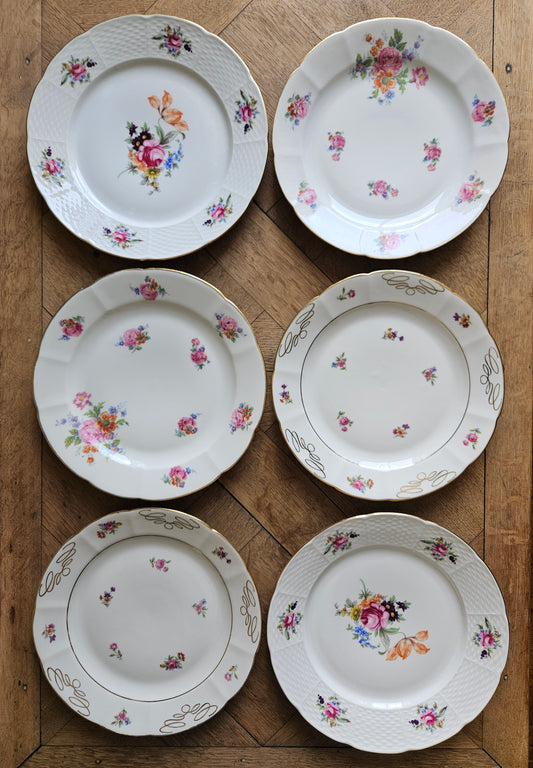 Mix and match de 6 assiettes plates anciennes en porcelaine. Style shabby chic, fleurs, rose, dorure