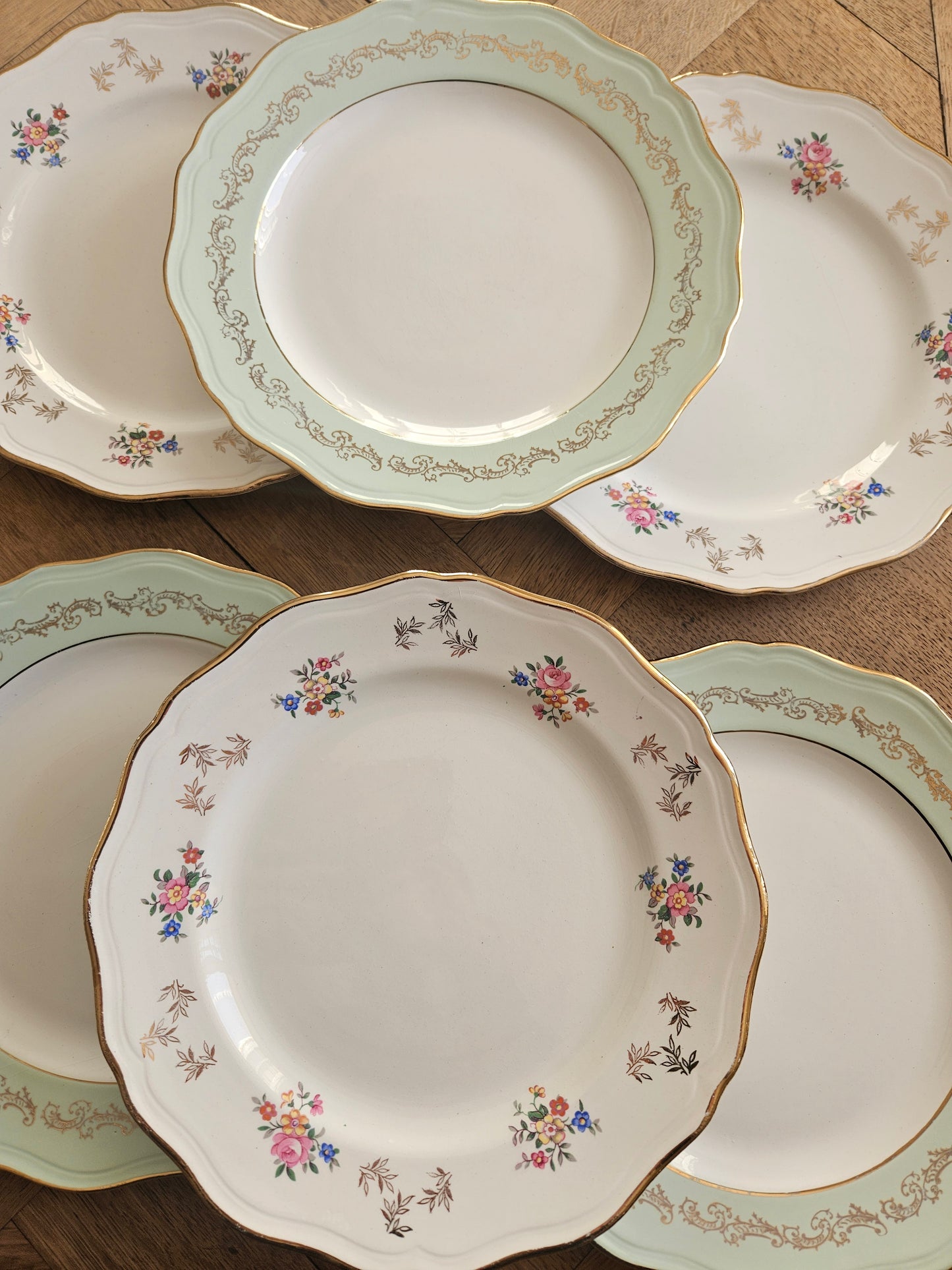 Lot de 6 assiettes plates anciennes dépareillées. Style shabby chic. L’amandinoise. Décor vert d’eau, petites fleurs et dorure.