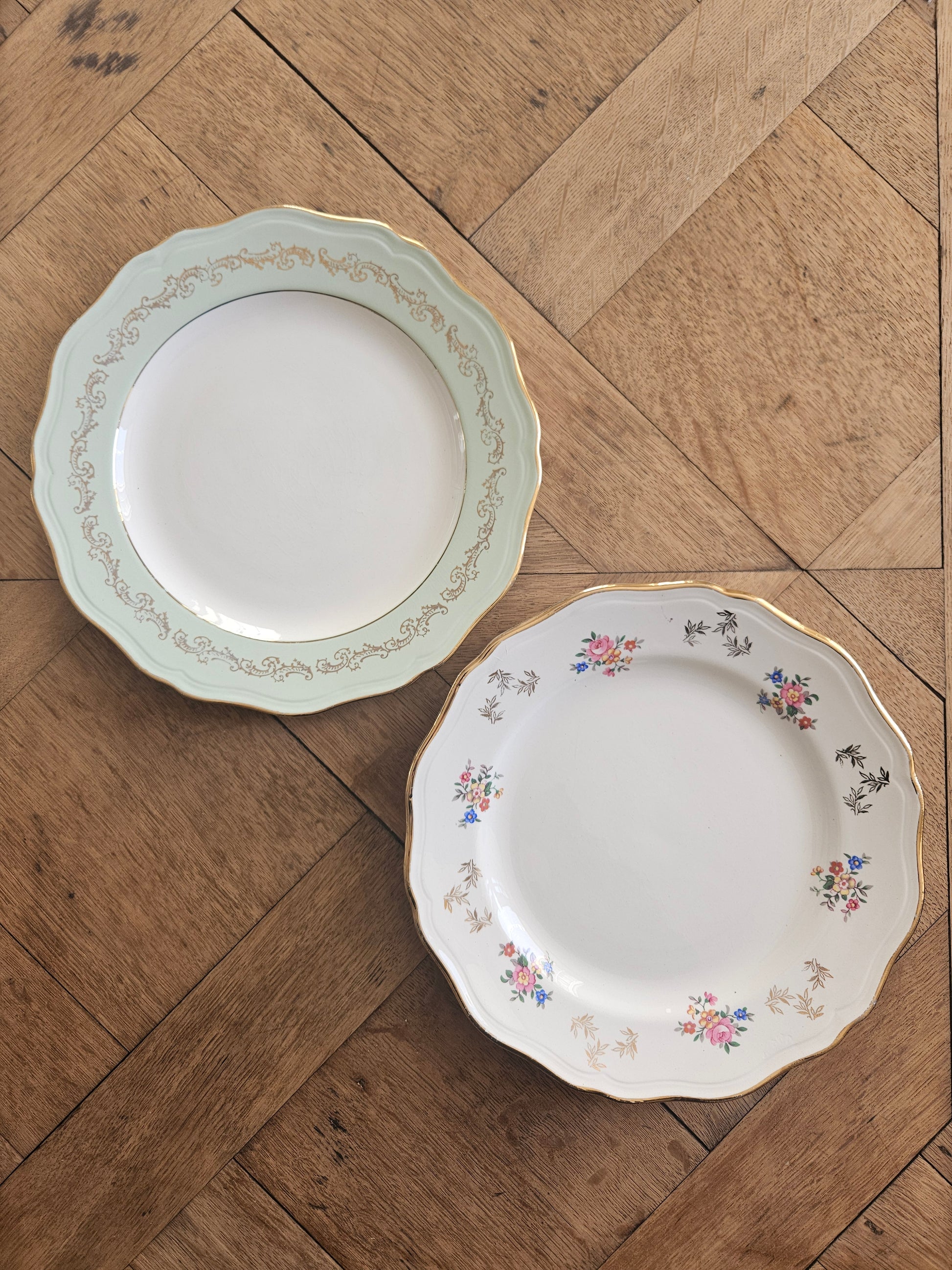 Mix and match de 2 modèles d’assiettes plates vintage. Style shabby chic. L’amandinoise. Décor vert d’eau, petites fleurs et dorure.